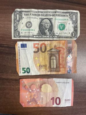Na zdjeciu trzy banknoty 1 dolar, 50 euro i 10 euro.