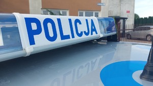 Na zdjęciu belka policyjnego radiowozu z napisem policja.