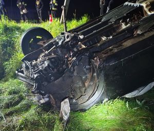 Na zdjęciu przewrócony na dach samochód w rowie.