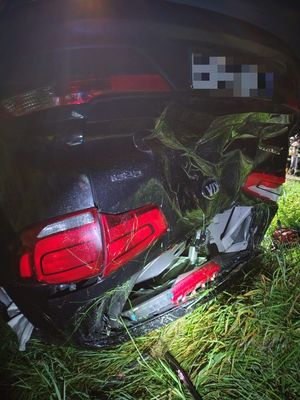 Na zdjęciu przewrócony na dach samochód w rowie.