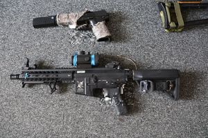 Na zdjeciu repliki broni.