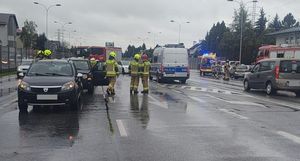 Zdjęcie z miejsca zdarzenia na al.Sikorskiego w Rzeszowie. Na zdjęciu policyjna furgonetka i pojazdy służb.