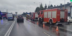 Zdjęcie z miejsca zdarzenia na al.Sikorskiego w Rzeszowie. Na zdjęciu policyjna furgonetka i pojazdy służb.