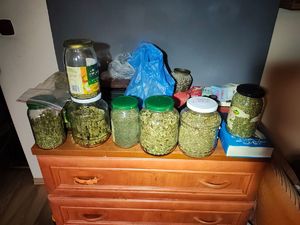 Na zdjęciu słoiki z suszem.