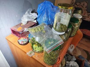 Na zdjęciu słoiki z suszem.