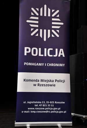 Na zdjęciu rollup Komendy Miejskiej Policji w Rzeszowie.