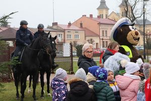 Na zdjęciu uczestnicy akcji &quot;odblaskowa choinka&quot; w Głogowie Małopolskim.
