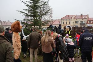 Na zdjęciu uczestnicy akcji &quot;odblaskowa choinka&quot; w Głogowie Małopolskim.