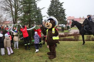 Na zdjęciu uczestnicy akcji &quot;odblaskowa choinka&quot; w Głogowie Małopolskim.