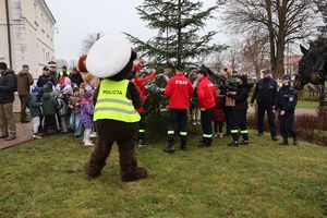 Na zdjęciu uczestnicy akcji &quot;odblaskowa choinka&quot; w Głogowie Małopolskim.