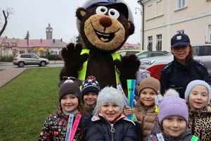 Na zdjęciu uczestnicy akcji &amp;quot;odblaskowa choinka&amp;quot; w Głogowie Małopolskim.