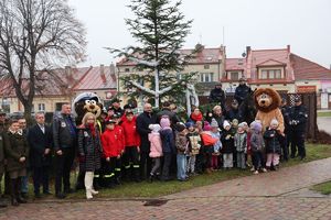 Na zdjęciu uczestnicy akcji &quot;odblaskowa choinka&quot; w Głogowie Małopolskim.