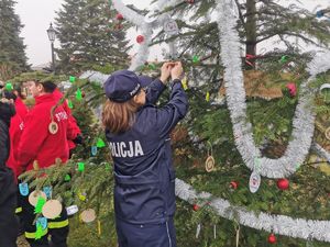 Na zdjęciu uczestnicy akcji &quot;odblaskowa choinka&quot; w Głogowie Małopolskim.