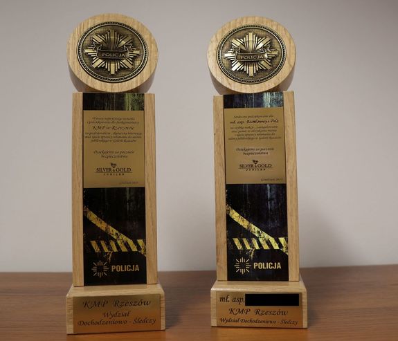 Na zdjęciu dwie pamiątkowe statuetki.