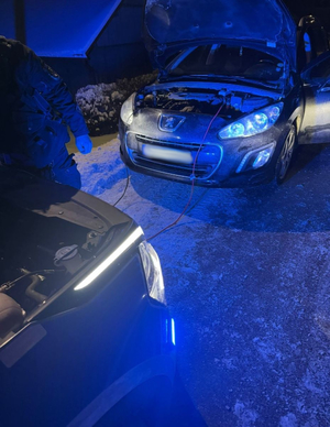 Na zdjęciu pojazd którego maska jest uniesiona do góry.