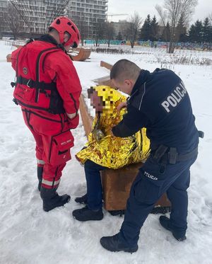 Na zdjęciu umundurowany policjami i ratownik medyczny. Pomiedzy nimi mężczyzna.