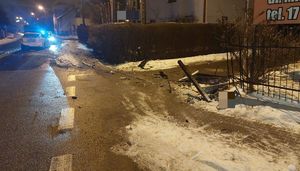 Na zdjęciu rozbity samochód osobowy.