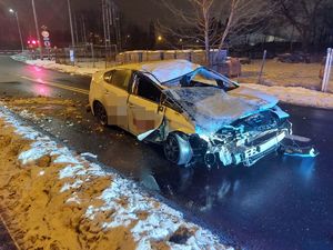 Na zdjęciu rozbity samochód osobowy.