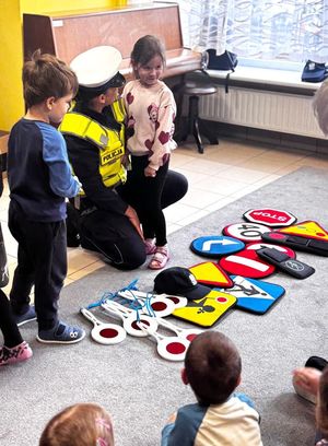 Na zdjęciu policjantka ruchu drogowego na spotkaniu z dziećmi w przedszkolu.