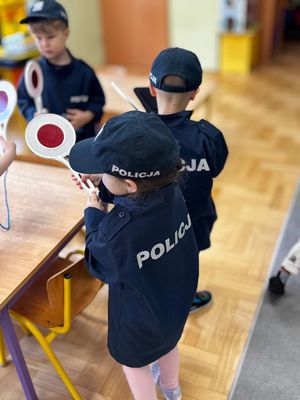 Na zdjęciu policjantka ruchu drogowego na spotkaniu z dziećmi w przedszkolu.