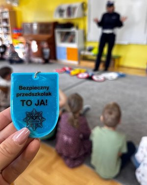 Na zdjęciu policjantka ruchu drogowego na spotkaniu z dziećmi w przedszkolu.