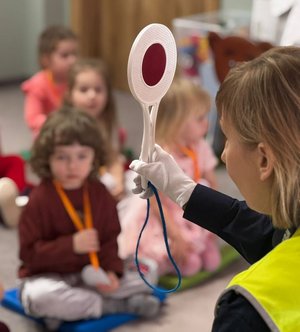Na zdjęciu policjantka ruchu drogowego na spotkaniu z dziećmi w przedszkolu.