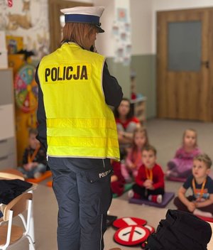 Na zdjęciu policjantka ruchu drogowego na spotkaniu z dziećmi w przedszkolu.