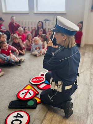 Na zdjęciu policjantka ruchu drogowego na spotkaniu z dziećmi w przedszkolu.