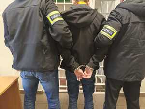 Na zdjęciu policjanci z osoba zatrzymaną.