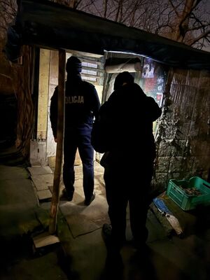 Policjanci i pracownicy socjalni w trakcie działań "Ogólnopolskie liczenie osób bezdomnych".