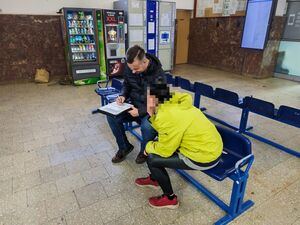Policjanci i pracownicy socjalni w trakcie działań "Ogólnopolskie liczenie osób bezdomnych".