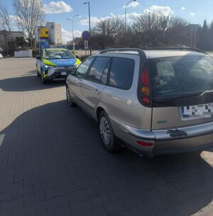 Na zdjęciu policyjny radiowóz i pojazd Fiat.