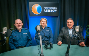 Na zdjęciu od prawej: Stanisław Ruszała Zastępca Prezesa Rzeszowskiej Spółdzielni Mieszkaniowej, podkom. Magdalena Żuk Oficer Prasowy Komendy Miejskiej Policji w Rzeszowie i st. asp. Sebastian Młynarczyk dzielnicowy z Komisariatu Policji II w Rzeszowie.