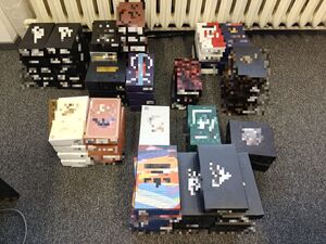 Na zdjęciu kolorowe pudełka.