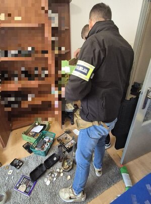 Na zdjęciu funkcjonariusz policji przeprowadzający czynności służbowe.