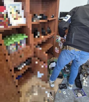 Na zdjęciu funkcjonariusz policji przeprowadzający czynności służbowe.