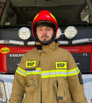 Na zdjęciu sierż. Patryk Iindyk w umundurowaniu strażaka ochotnika.