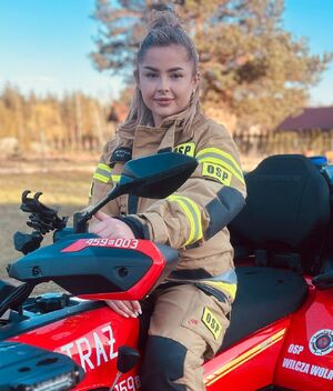 Na zdjęciu sierż. Patrycja Koc w umundurowaniu strażaka ochotnika.