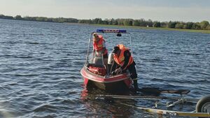 Na zdjęciu strażacy ochotnicy pływający motorówką.