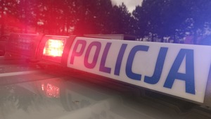 Na zdjęciu belka policyjnego radiowozu z napisem policja.