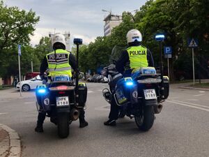 Na zdjeciu dwóch umundurowanych policjantów na służbowych motocyklach.