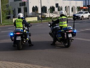 Na zdjeciu dwóch umundurowanych policjantów na służbowych motocyklach.