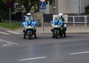 Na zdjeciu dwóch umundurowanych policjantów na służbowych motocyklach.