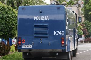 Na zdjeciu policyjny pojazd tzw. polewaczkla.