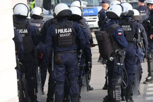 Na zdjęciu umundurowani policjanci.