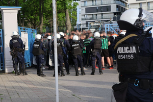 Na zdjęciu umundurowani policjanci.