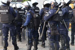 Na zdjęciu umundurowani policjanci.