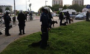 Na zdjeciu umundurowani policjanci.