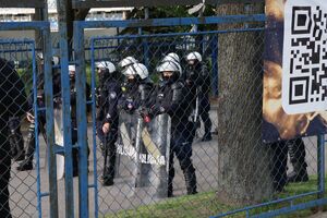 Na zdjęciu umundurowani policjanci.