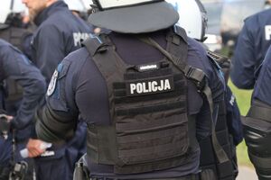 Na zdjęciu umundurowani policjanci.